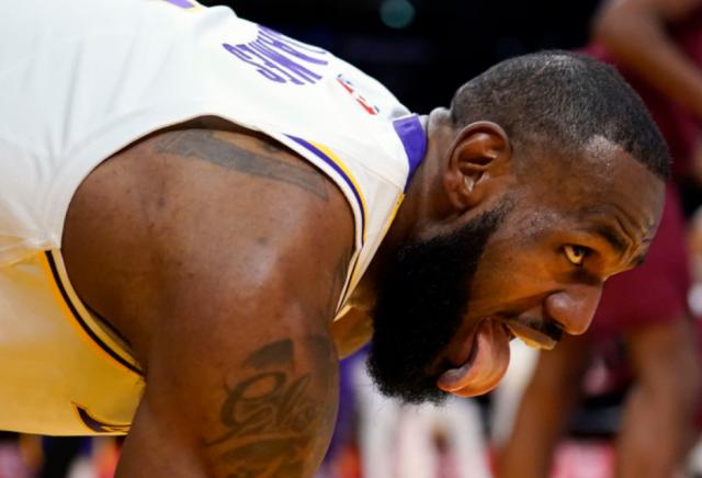 开云体育中国官方网站-交易谈判碰壁 湖人交易改变不了詹眉下滑的现实