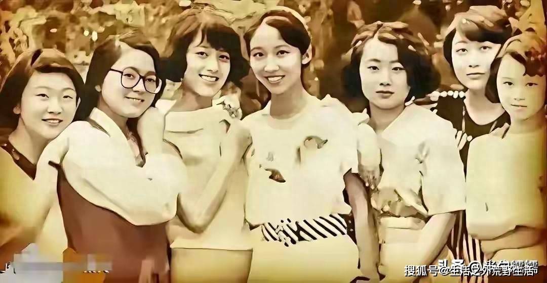 开云体育在线-九十年代南大合影火了，一眼认出华春莹，学霸气质藏不住